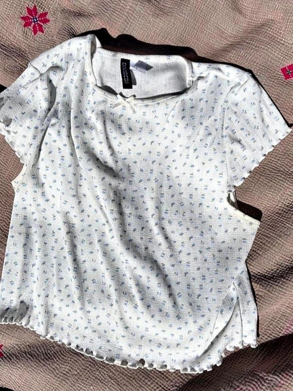 No Boundaries Floral Short Sleeve Top in White & Blue Like New